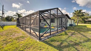 A house with a screened porch and a swimming pool. - Bright Venice Home w/ Yard < 4 Miles to Beach! (Venice)