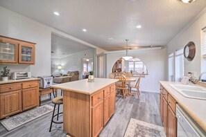 Interior - Eufaula Escape w/ Deck - Steps to Lake! (Eufaula)