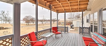 Eufaula Escape w/ Deck - Steps to Lake!