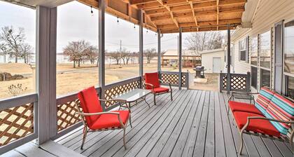 Eufaula Escape w/ Deck - Steps to Lake!