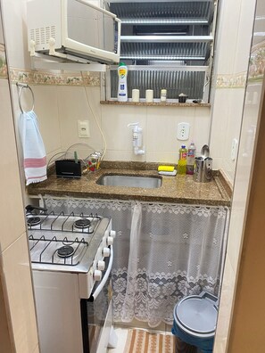 Kylskåp, ugn, spishäll och mixer