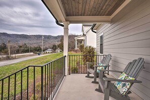 Interior - Wooded Escape w/ Beautiful Backyard + Mtn Views! (Chattanooga)