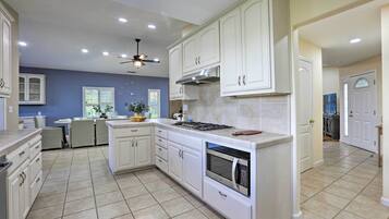 House (3 Bedrooms) | Interior