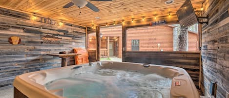Indoor spa tub