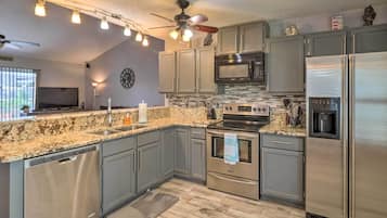 Casa (3 Bedrooms) | Cozinha privada | Micro-ondas, fogão, cooktop, lava-louças