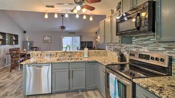 Casa (3 Bedrooms) | Cozinha privada | Micro-ondas, fogão, cooktop, lava-louças