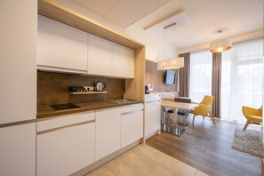 Premium Studio, 1 King Bed, Non Smoking, Balcony (201) | Private kitchen | Full-size fridge, microwave, stovetop, dishwasher - PM PremiumAPART Strassgang (Graz)