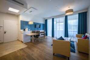 Premium-sengetøj, pengeskab på værelset, skrivebord