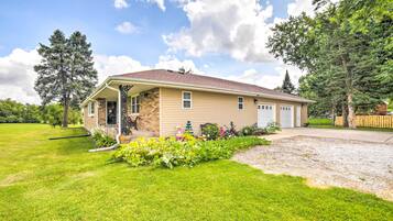 House (4 Bedrooms) | Exterior