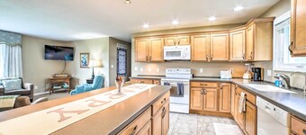 Bloomington Family Home - Private Deck & Yard