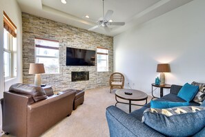 Interior - Pool & Hot Tub Access: La Quinta Vacation Home (La Quinta)