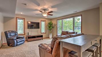 House (5 Bedrooms) | Interior