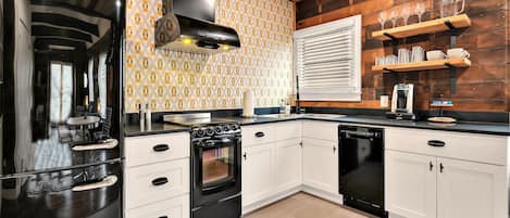 ثلاجة، ميكروويف، فرن، موقد طهي مسطح