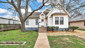 A two-story house with a front porch, a small front yard, and a tree. - The Duet 1 BR- Just Steps from Baylor University and Minutes from The Silos (Waco)
