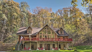 A log cabin with a balcony, surrounded by a forest. - Grand 4,000 Sq Ft House - 11 Miles to Lancaster! (New Providence)