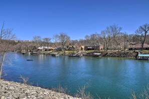 Interior - Lakefront Branson Condo w/ Porch & Dock Access (Branson)