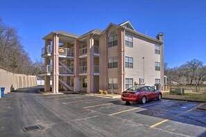 Apartment (2 Bedrooms) | Interior - Lakefront Branson Condo w/ Porch & Dock Access (Branson)