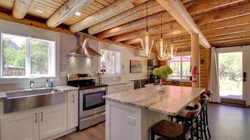 Rumah (2 Bedrooms) | Dapur pribadi | Microwave, oven, kompor, dan mesin pencuci piring
