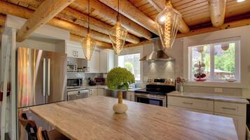 House (2 Bedrooms) | Private kitchen | Microwave, oven, stovetop, dishwasher
