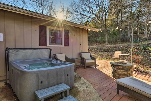 Interior - Holiday Island Home: Hot Tub & Wood Stove! (Eureka Springs)