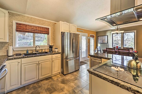 Holiday Island Home: Hot Tub & Wood Stove! - Table Rock Lake