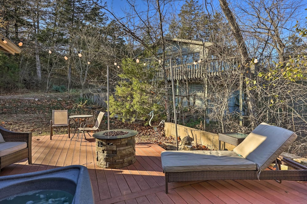 Holiday Island Home: Hot Tub & Wood Stove! - Busch, AR
