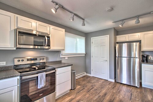 Cozy Getaway: 5 Miles to Duluth & Lake Superior!