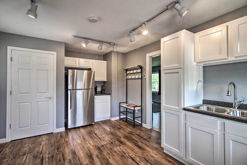 Cozy Getaway: 5 Miles to Duluth & Lake Superior!