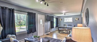 Cozy Getaway: 5 Miles to Duluth & Lake Superior!