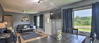Cozy Getaway: 5 Miles to Duluth & Lake Superior!