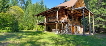 Cozy Easton Cabin w/ Wenatchee Nat'l Forest Views!