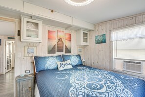 House (2 Bedrooms) | Interior - 1 Mi to Surfside Beach: Bbq-ready Home in Freeport (Freeport)