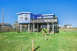 House (2 Bedrooms) | Interior - 1 Mi to Surfside Beach: Bbq-ready Home in Freeport (Freeport)