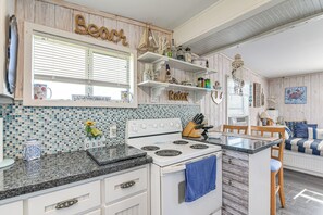 House (2 Bedrooms) | Interior - 1 Mi to Surfside Beach: Bbq-ready Home in Freeport (Freeport)