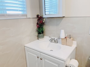 Bathroom - PROMO 10% MONTHLY DISCOUNT
Cozy private unit w own bath, shared kitchen/ laundry (Garden Grove)