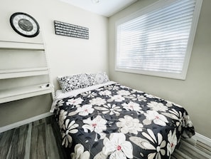 Room - PROMO 10% MONTHLY DISCOUNT
Cozy private unit w own bath, shared kitchen/ laundry (Garden Grove)