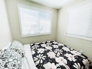 Room - PROMO 10% MONTHLY DISCOUNT
Cozy private unit w own bath, shared kitchen/ laundry (Garden Grove)