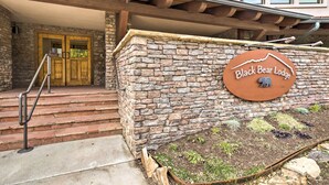 Eine Steinsäule mit einem Schild für Black Bear Lodge.