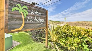 Egy fából készült tábla, amelyen egy pálmafa és a „Kihei Holiday” felirat látható.