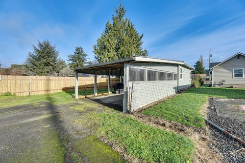 Pet-friendly Hoquiam Cottage w/ River Access!