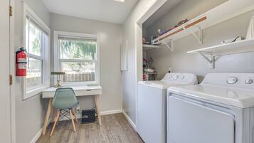 ์ฝํฐ์ง (2 Bedrooms) | ๋ด๋ถ