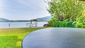 A covered outdoor area with a view of a lake and mountains. - Lake Whatcom House w/ Private Hot Tub + Dock (Bellingham)