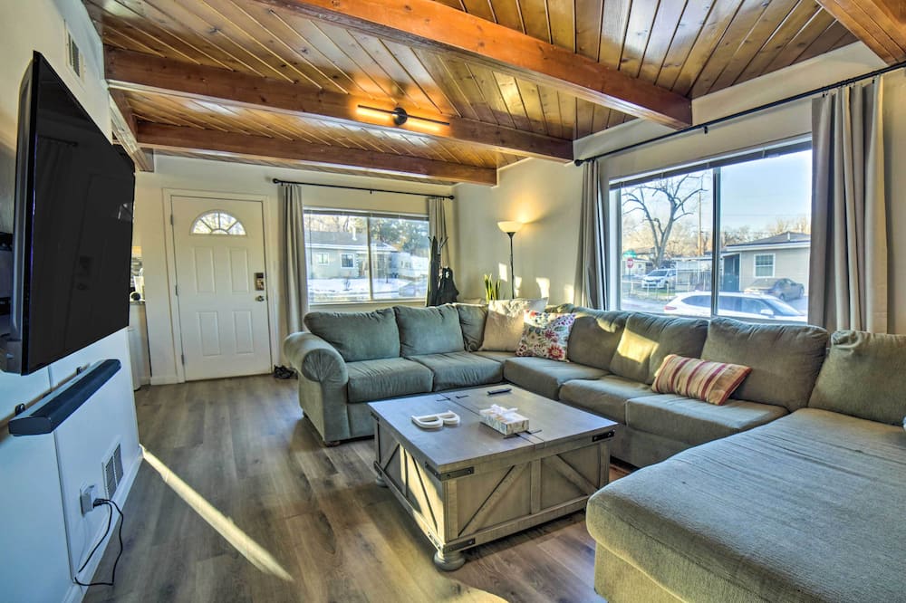 Gateway to Mt Rose Ski! Reno Home w/ Fireplace - Spanish Springs, NV
