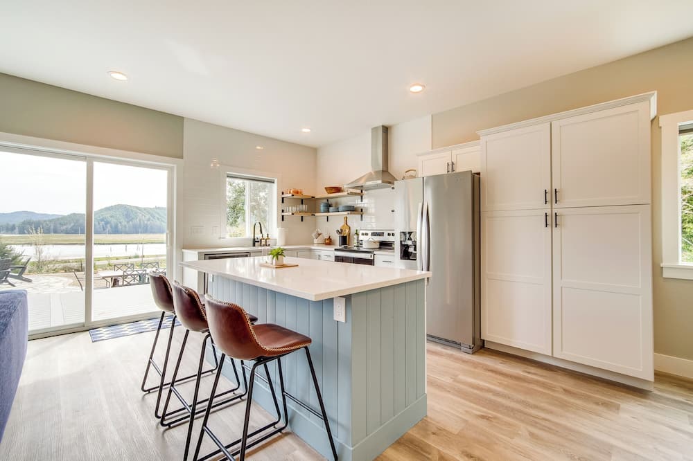 Charming Florence Home w/ Fire Pit & River Views!