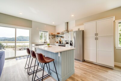 Charming Florence Home w/ Fire Pit & River Views!