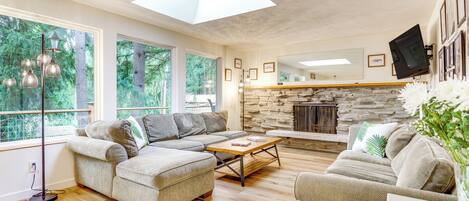 Huis (4 Bedrooms) | Woonruimte | Televisie en boeken