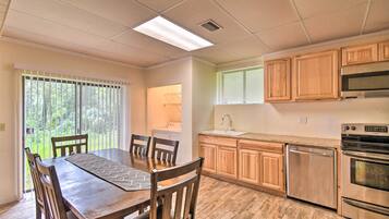 House (6 Bedrooms) | Interior