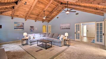 House (6 Bedrooms) | Interior