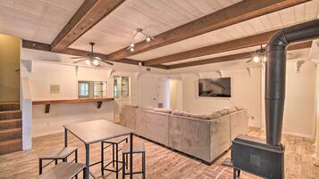 House (6 Bedrooms) | Interior