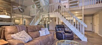 2 Mi to Margaritaville Resort: Lake-view Retreat!